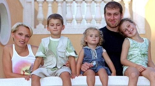 A picture of Roman Abramovich with his ex-wife, Irina and kids.